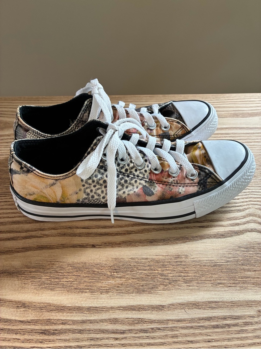 Converse Chuck Taylor All Star Low top sneakers Digital Floral Women Size 7 Rare